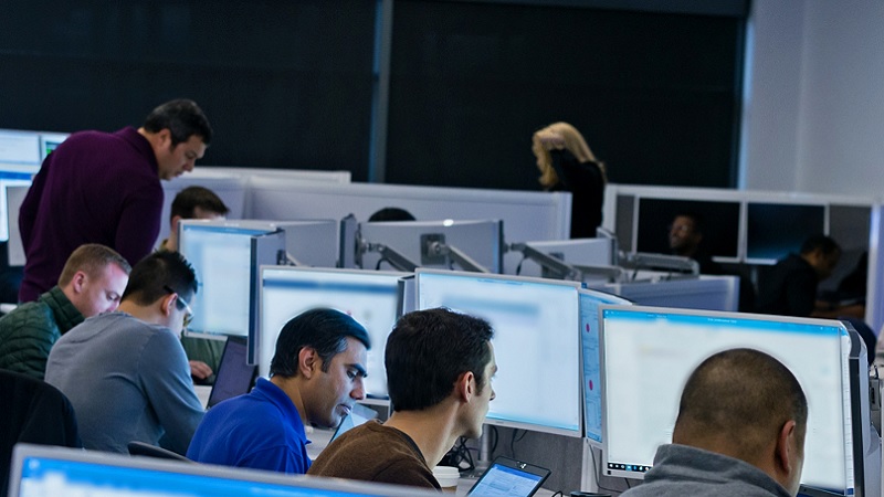 Programmierer bei der Arbeit in einem Gro&szlig;raumb&uuml;ro