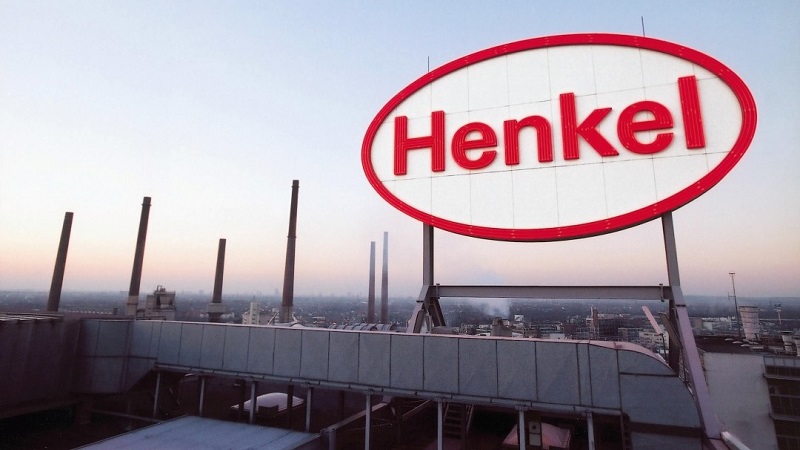 Das Logo der Firma Henkel auf einem Industriegeb&auml;ude