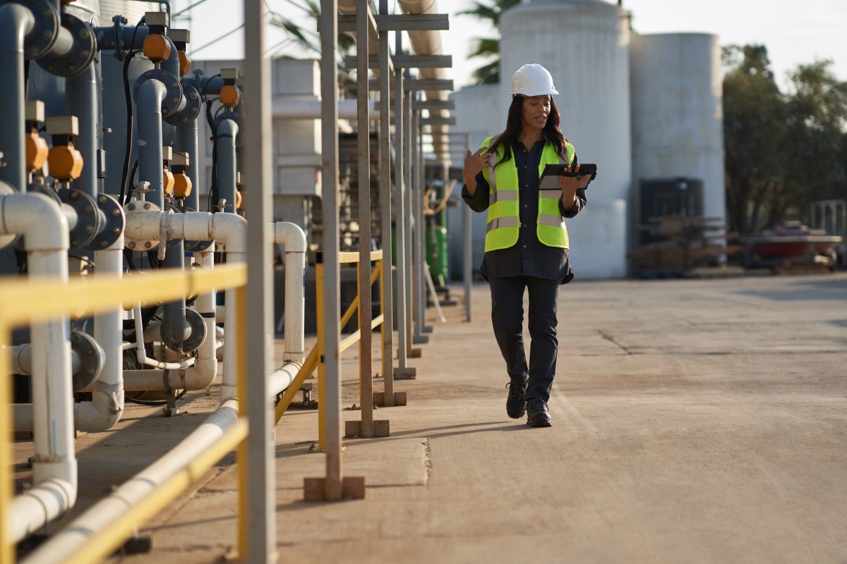 A remote field engineer using remote assist on a tablet