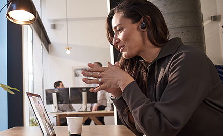 Image of a woman in a Teams meeting on her PC