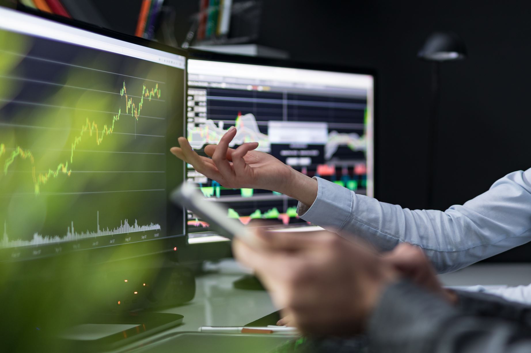 Dual monitors with intelligent automation graphs