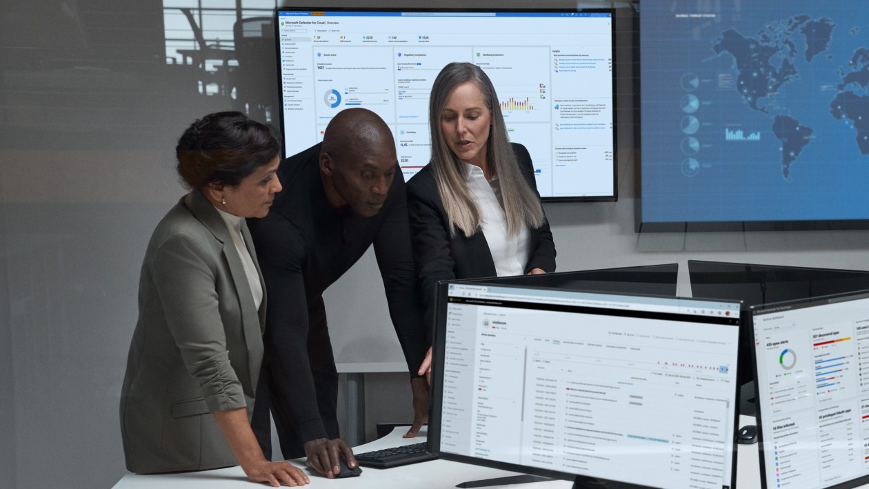 CISO (chief information security officer) collaborating with practitioners in a security operations center