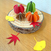 テーブル飾り (秋) 秋の味覚たちを可愛くかたどったペーパー クラフトです。拾い集めたどんぐりなどをプラスすれば、さらに雰囲気を楽しめます。 pptx 8,945 KB